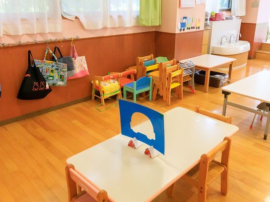 子ども用家具のある食堂  