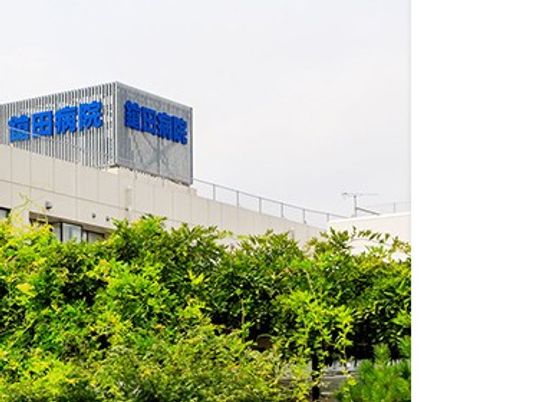 病院名が見える建物外観  
