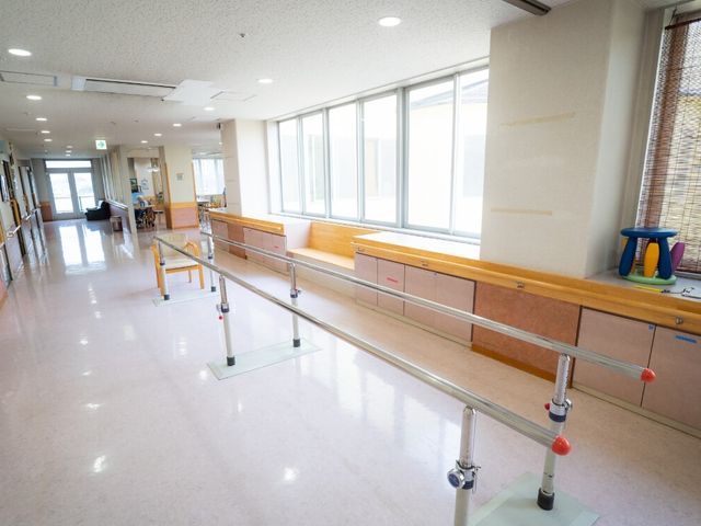 日差しが入る廊下 廊下 広々とした明るい廊下で、リラックスして移動できます。自然光が心地よい空間です。