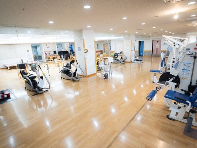 広々とした訓練室 機能訓練室 広々とした設備が整う機能訓練室です。スタッフが機器を使用して優しくサポートします。