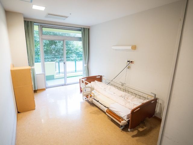 自然光の入る居室 居室 大きな窓から自然光がたっぷり入る、快適なプライベート空間です。リラックスした時間を過ごせます。