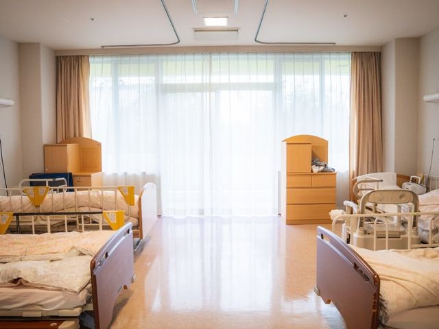 自然光の差し込む居室 居室 大きな窓からの自然光が豊かに差し込む居室です。清潔で落ち着いた空間で過ごせます。