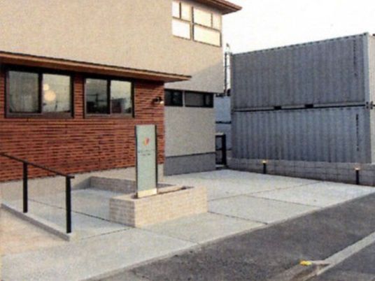 建物前の外観  