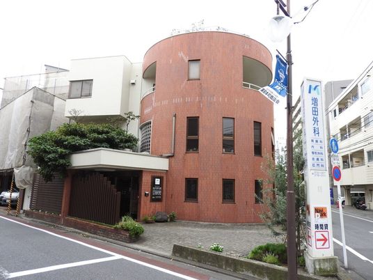 円筒形の建物外観  