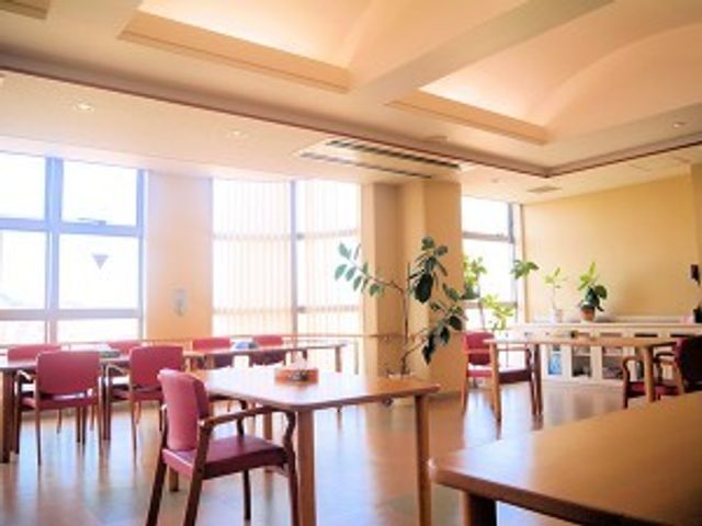 明るい食堂 食堂   大きな窓から光が入る、明るく開放的な食堂です。テーブルの間にゆとりがあり、落ち着いて過ごしやすい空間です。