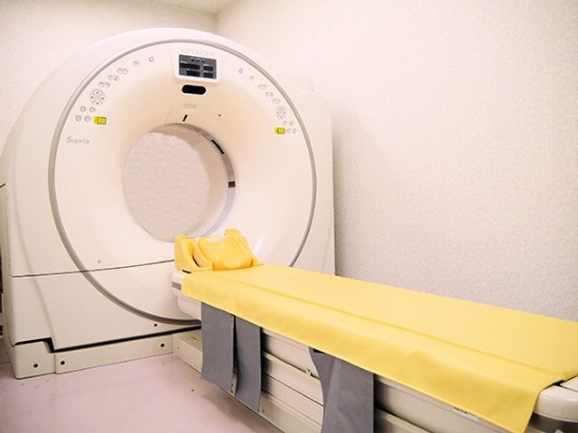 機能訓練室 機能訓練室   大きな機器と訓練用ベッドが設置された、落ち着いた雰囲気の機能訓練室です。利用者さまの体調や目的に合わせた支援を行いやすい環境です。