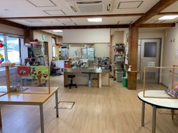 木の柱が印象的なスペース