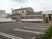 駐車場と建物外観  
