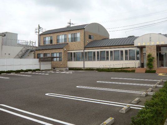 駐車場と建物外観  