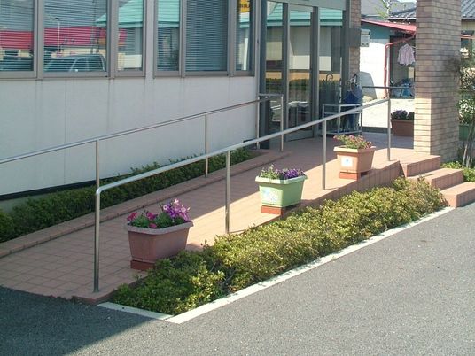 花鉢並ぶスロープの外観  