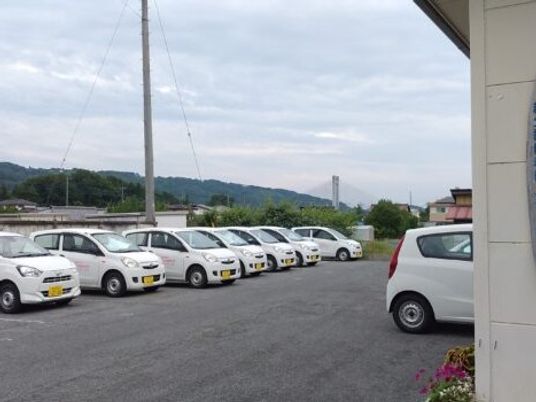 施設前の駐車場  