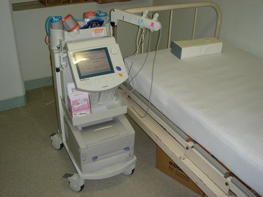 介護用ベッド横の機器  