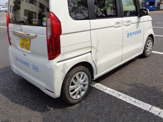 病院送迎車の後方  