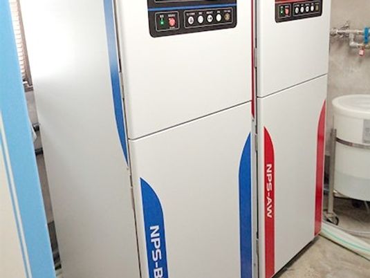 ランドリー機器のある洗面台  