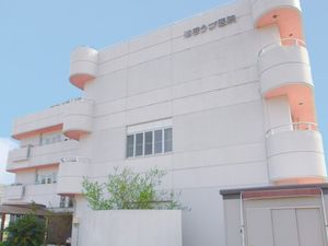 白い外観の建物  
