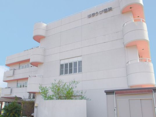 白い外観の建物  