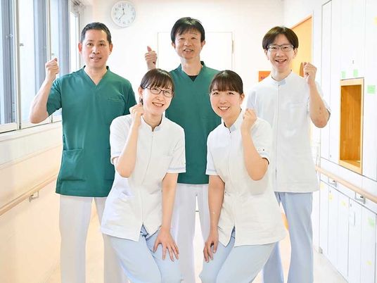 スタッフ笑顔の廊下  