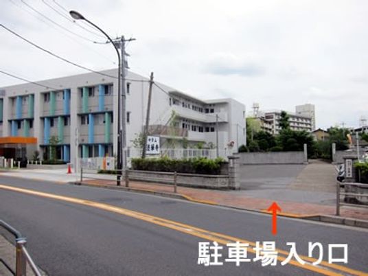 駐車場入り口の外観  