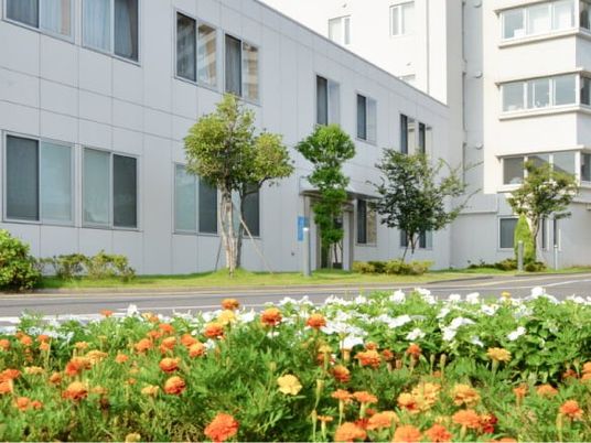 花壇のある建物外観  
