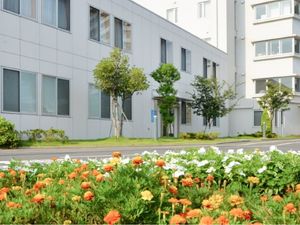 花壇のある建物外観  