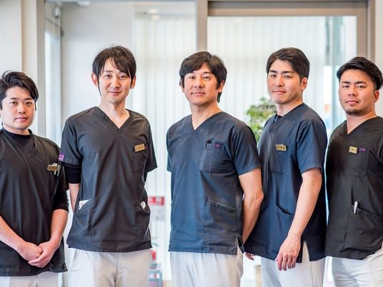 スタッフ5人の集合ロビー  