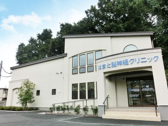 白い建物の外観  