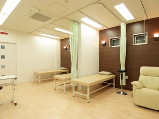 機能訓練室の明るい室内  