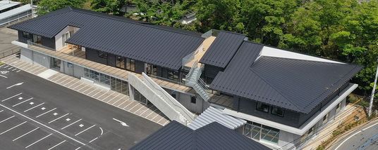 緑に囲まれた建物外観  