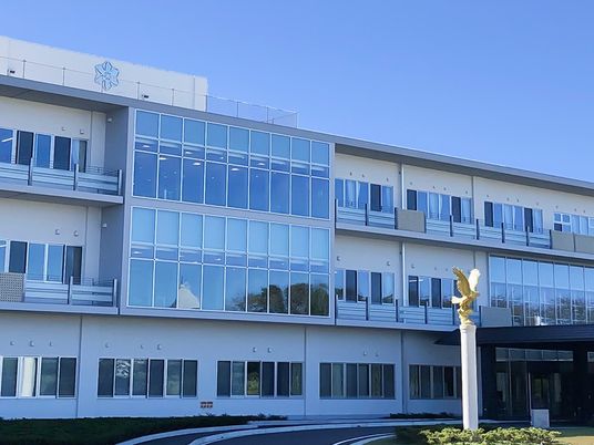 明るい外観の建物  
