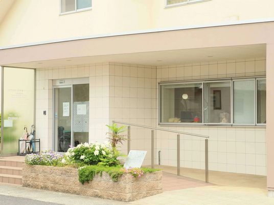 花壇のあるエントランス  