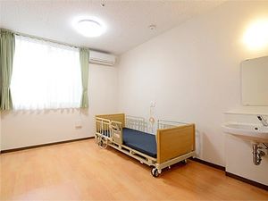 明るい居室のベッド  