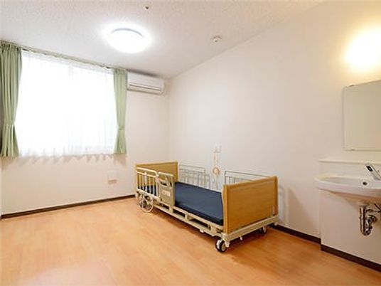明るい居室のベッド  