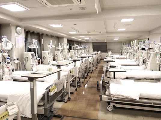 透析用ベッドが並ぶ室内  