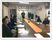 会議中のスタッフがいる多目的室  