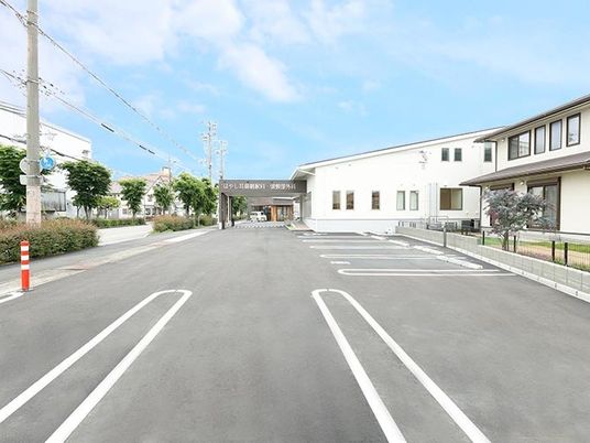 施設の広い駐車場の外観  