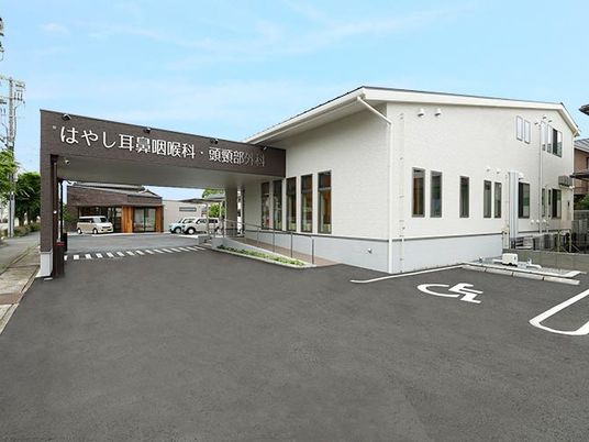 建物外観と駐車場  