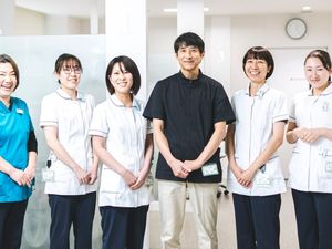 笑顔のスタッフのロビー  