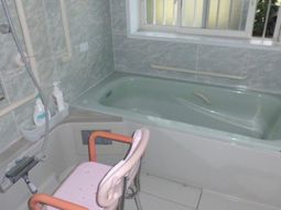 バリアフリー設計の浴室
