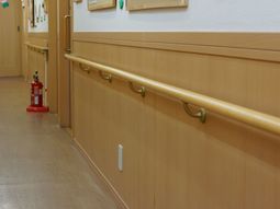 廊下の手すりと防火設備