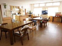 温かい食堂の内観