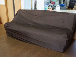 カバーされたソファ