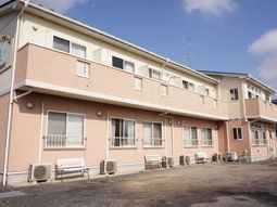 明るい日差しの外観