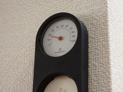 壁掛け式の湿度計