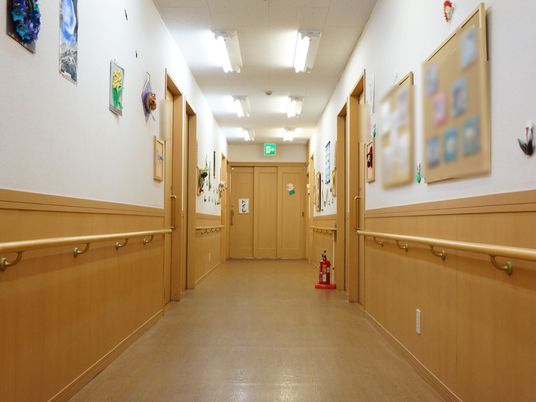 廊下の壁に飾り付け