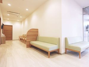 明るい廊下の待合ベンチ  