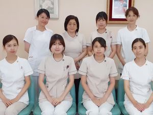 スタッフ集合の室内  