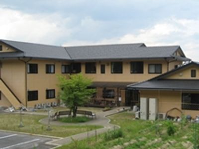 庭が広がる外観
