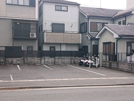 建物外観と駐車場  