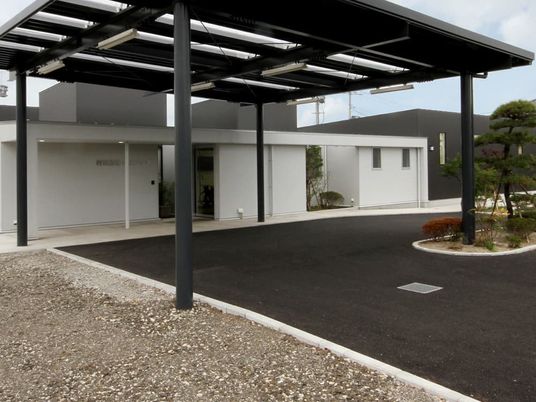 建物前の車寄せ外観  