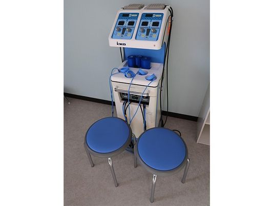 機能訓練室の機器と椅子  